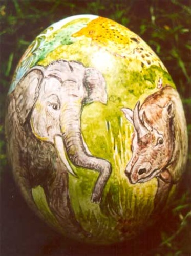 Zwei Löwen, Nashorn, Elefant und Tiger auf Straußenei
